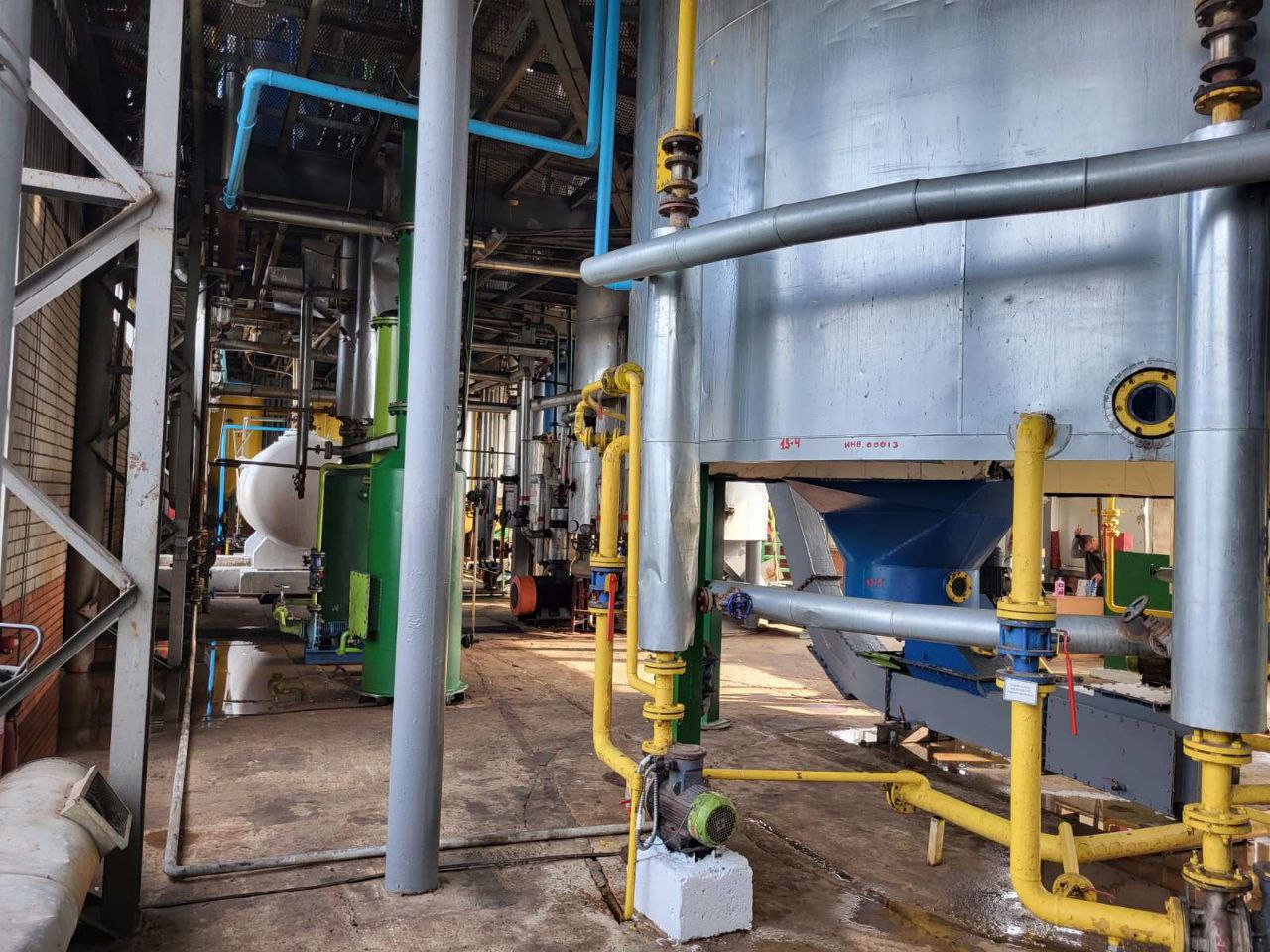 Two methods of producing vegetable oil